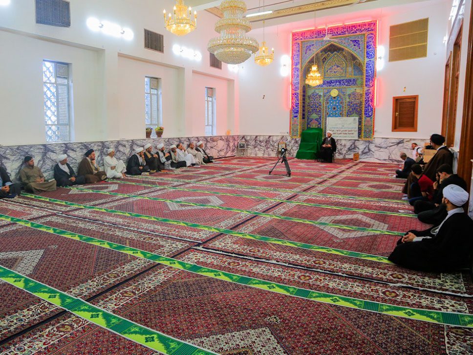 Interior alfombrado y mihrab de la Mezquita Al-Jadra