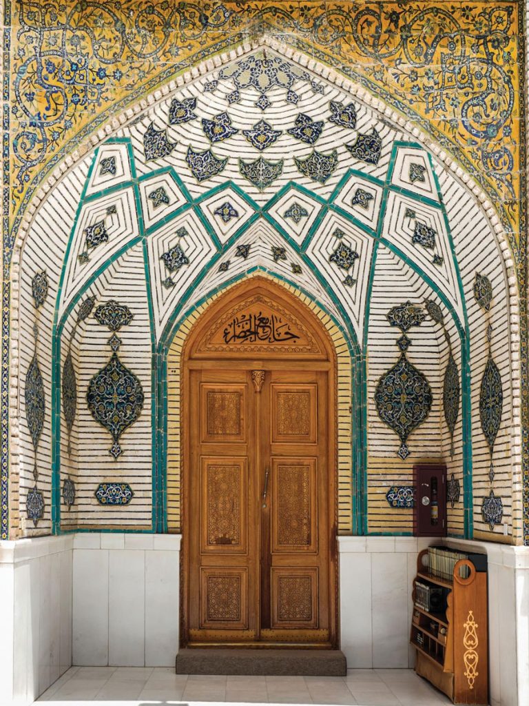 Puerta de madera tallada de la Mezquita Al-Jadra