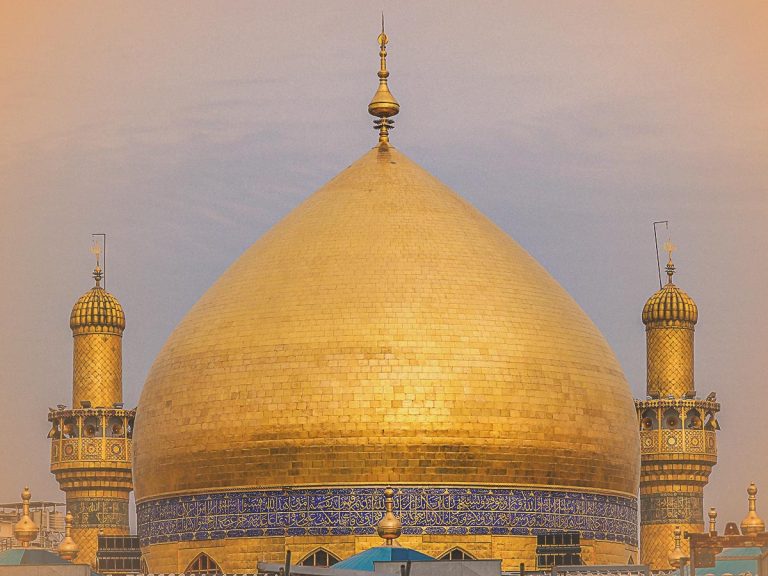 Cúpula dorada y minaretes del Sagrado Santuario del Imam Alí