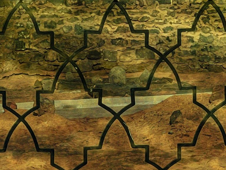 Representación artística de la caligrafía árabe del nombre del Imam Sadiq y el Imam Alí simbolizando el conocimiento y la autoridad divina