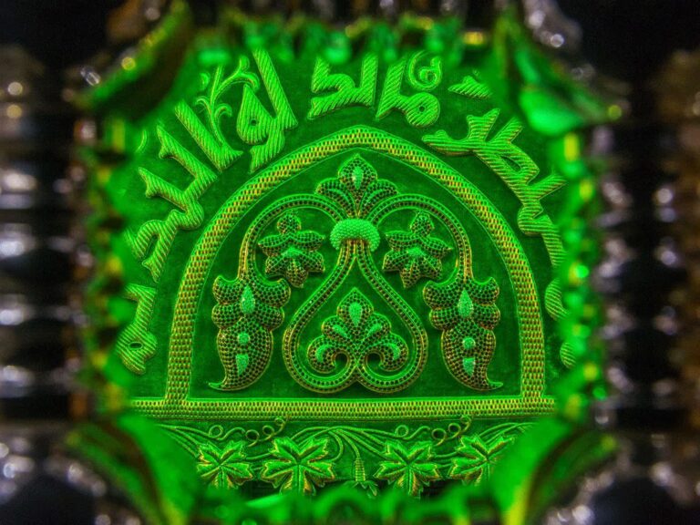 Manuscritos antiguos y libros de hadices que mencionan la tumba del Imam Alí en Nayaf