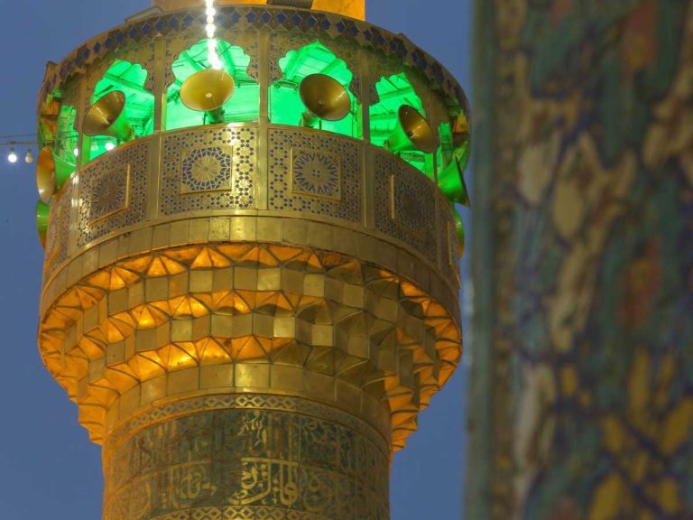 El Profeta Muhammad (P) recibe la revelación de la Aleya de la Perfección «الْيَوْمَ أَكْمَلْتُ لَكُمْ دِينَكُمْ» en Ghadir Khumm tras proclamar la sucesión de Ali.