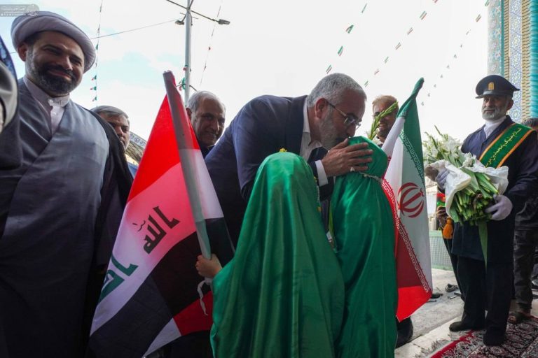 Llegada de la delegación humanitaria del Santuario del Imam Alí encabezada por Sayed Isa al-Jersan a Irán.