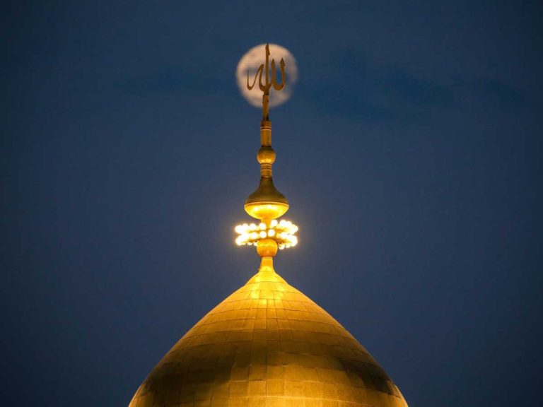 'Umar ibn al-Jattab como portavoz de los hipócritas propone al Profeta Muhammad (P) asociar a Abu Bakr y a él mismo con Ali en el califato, mientras desciende la aleya de la sura Az-Zumar.