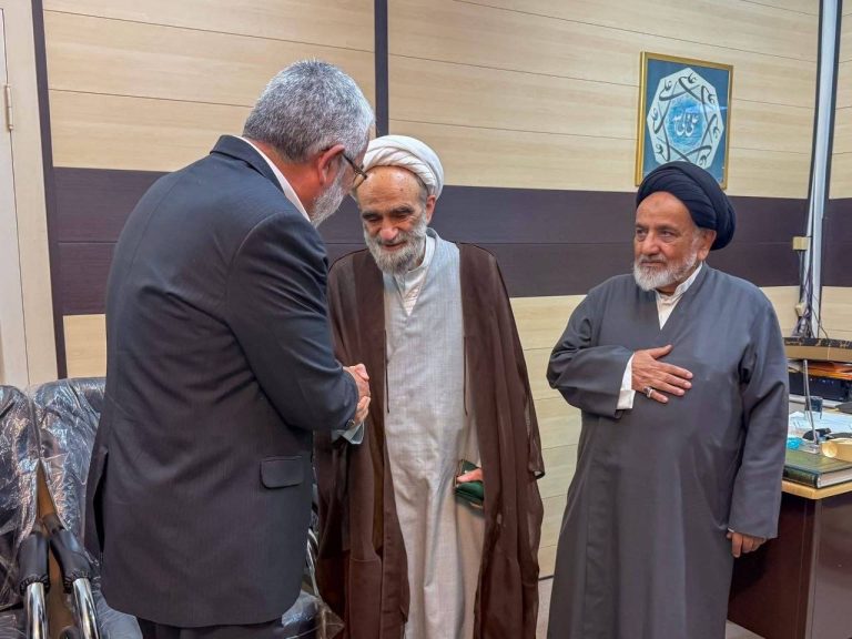 Sayyid Isa Al-Jersan reunido con representantes de la oficina de la máxima autoridad religiosa en Mashhad durante una visita humanitaria.