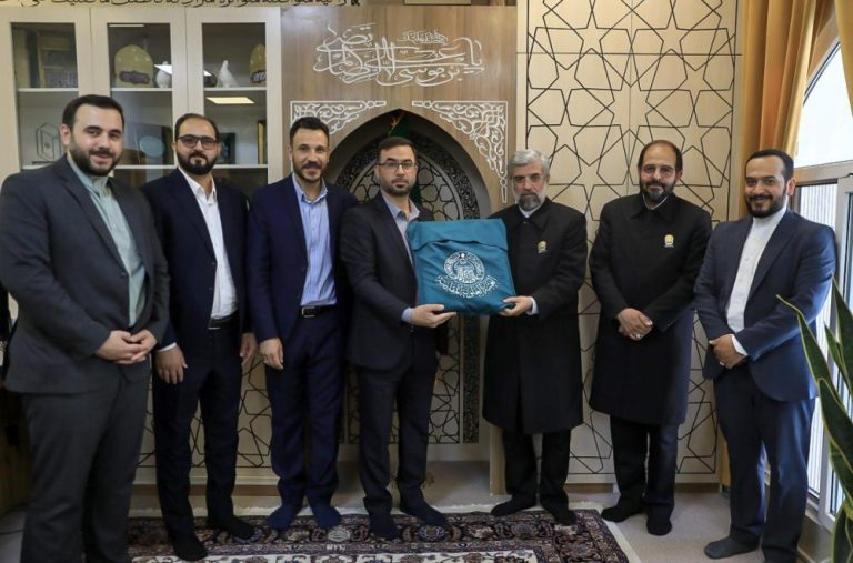 Entrega de la bandera de Ghadir por la delegación del Sagrado Santuario Alawi al Sagrado Santuario Razaví y al Santuario de Abdul Azim al-Hasani.