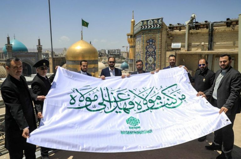 Entrega de la bandera de Ghadir por una delegación del Santuario Sagrado Alawi a los representantes del Santuario Sagrado Razaví y del Santuario de Sayyid Abdulazim Hasani en Irán.