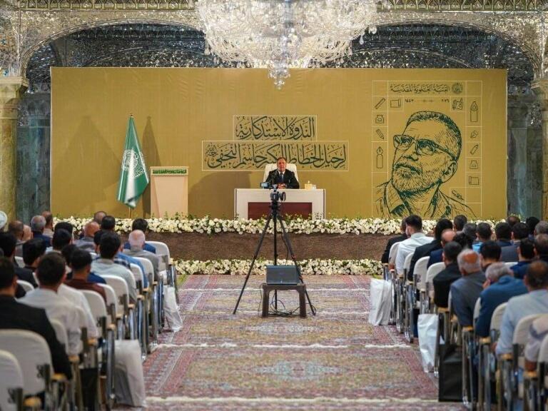 Exposición de obras de caligrafía árabe del artista Yasim Najafi en el Santuario del Imam Alí.