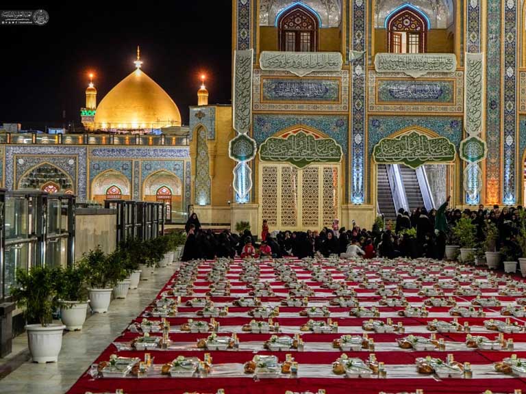 Creyentes ofreciendo comida e iftar en el día de Ghadir como acto de generosidad.