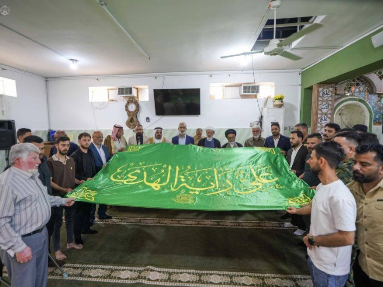 Delegación del Santuario del Imam Alí durante el homenaje a las familias de los mártires y heridos en el norte de Irak.