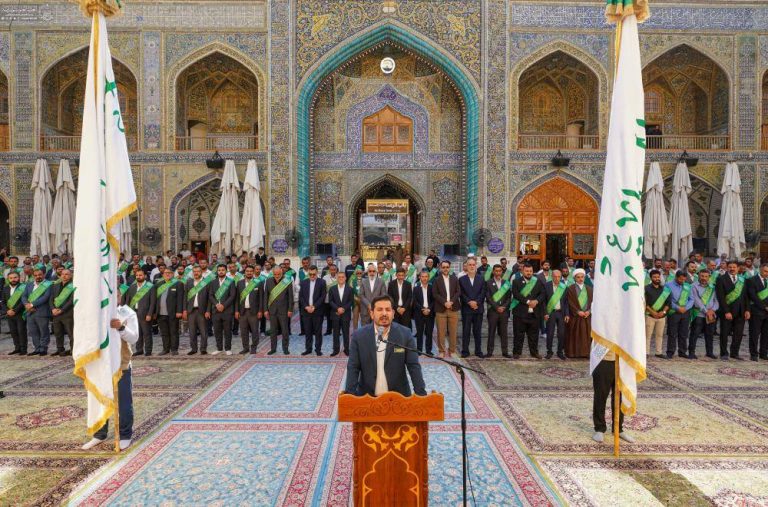 Ceremonia de izamiento de 150 banderas del Eid de Ghadir en el Santuario del Imam Alí en Irak