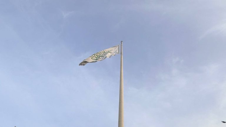 La mayor bandera de Ghadir consagrada al Imam Alí ondea en el mástil más alto de Oriente Medio en Teherán.
