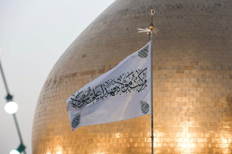 Retrato y obras del erudito Mir Hamed Huséin, quien demostró con 43 lingüistas árabes que la palabra Mawla en Ghadir significa Awla (más autorizado).