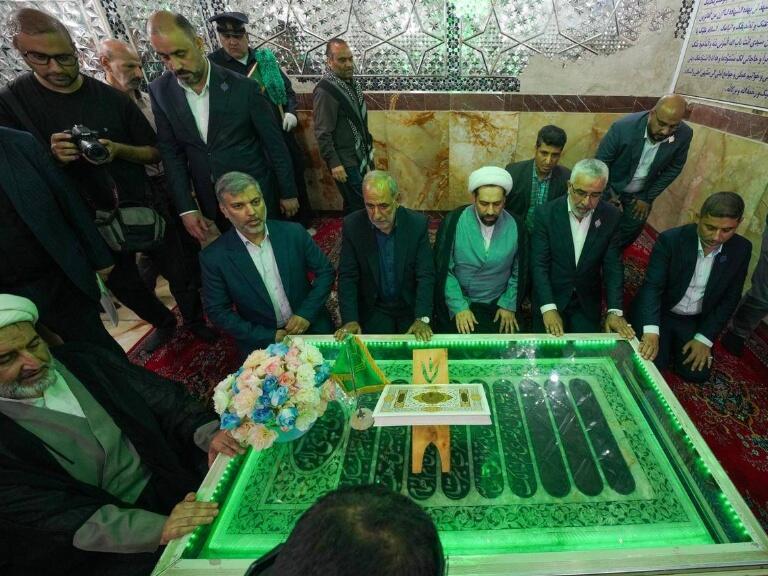Visita de Sayyid Isa Al-Jersan al Santuario de Sabz Qaba durante el anuncio de la reconstrucción del nuevo zarih.