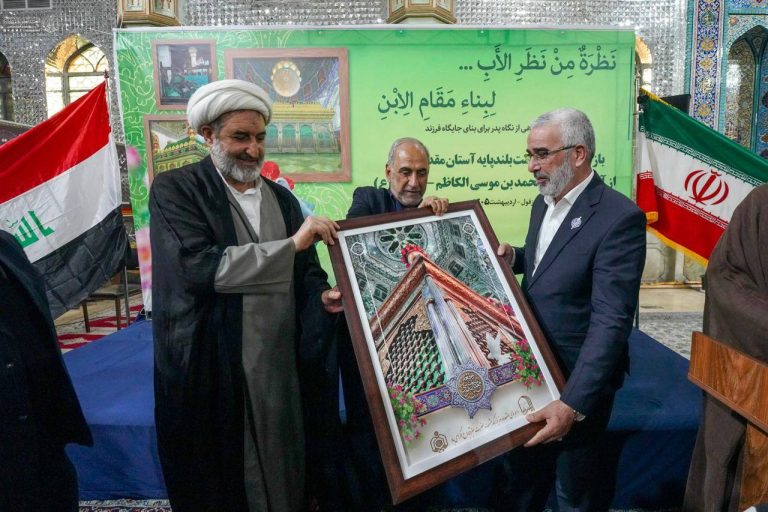 Visita del custodio del Santuario del Imam Alí al Santuario de Sabz Qaba en Dezful para supervisar la reconstrucción del zarih.