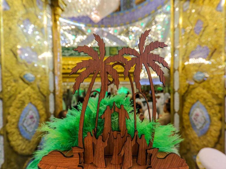 El Profeta Muhammad (P) toma el juramento formal de fidelidad de los peregrinos hacia Ali y los Imames de Ahlul Bayt en Ghadir Khumm.