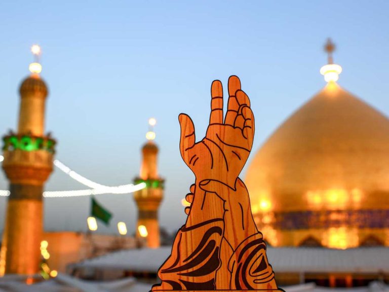 El Profeta Muhammad (P) anuncia el Imamato del Príncipe de los Creyentes Ali ibn Abi Talib en el evento de Ghadir Khumm.