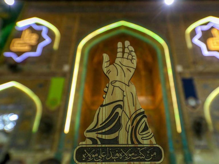El Profeta Muhammad (P) levanta la mano del Príncipe de los Creyentes Ali ibn Abi Talib en el evento de Ghadir Khumm.