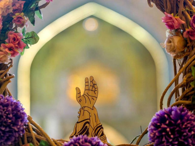 El Profeta Muhammad (P) advierte a la comunidad sobre la importancia del Imamato de Ali ibn Abi Talib en Ghadir Khumm.