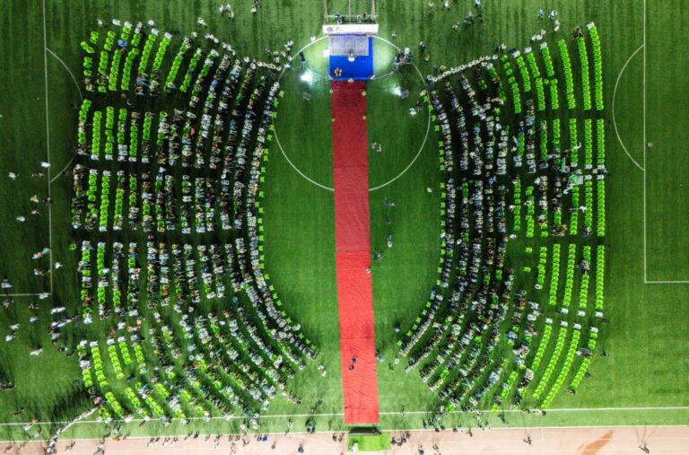 Ceremonia de izado de la bandera de Ghadir en la provincia de Diwaniya organizada por el Santuario Sagrado Alawi.