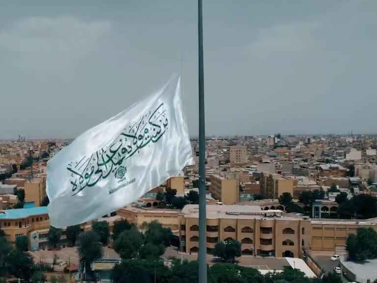 Izamiento de la bandera bendita de Ghadir en Qom con la presencia de servidores del Santuario Razaví