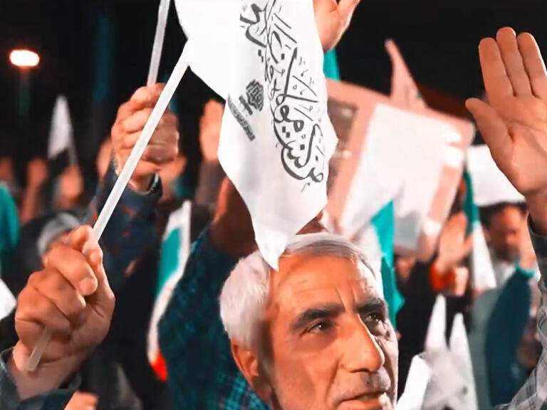 Ceremonia de izado de la bandera de Ghadir con presencia de servidores del Santuario Alawi y el pueblo de Isfahán en Meydan-e Bozorgmehr.