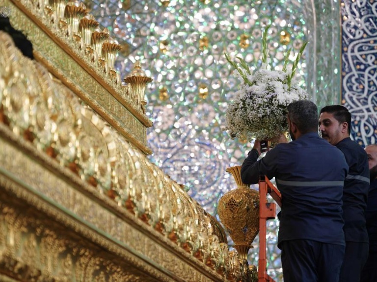 Decoración del Santuario del Imam Alí con más de 40.000 flores naturales en vísperas del Eid al-Ghadir.