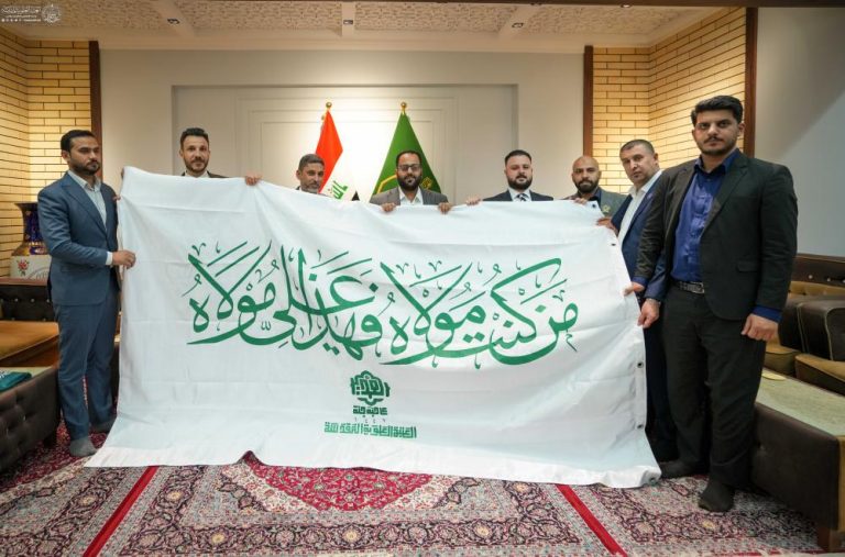 Entrega de la bendita bandera de Ghadir al Santuario de Askariyain en Samarra