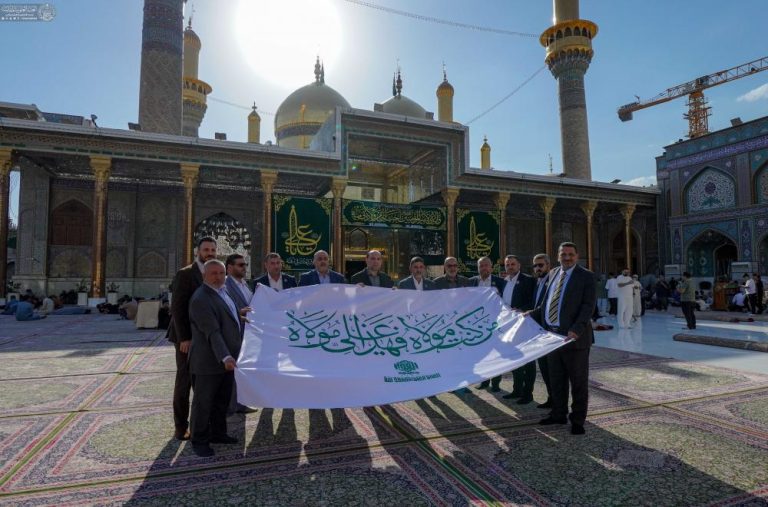 Entrega de la bandera de Ghadir por parte del Sagrado Santuario Alawi al Santuario de Kadhimain