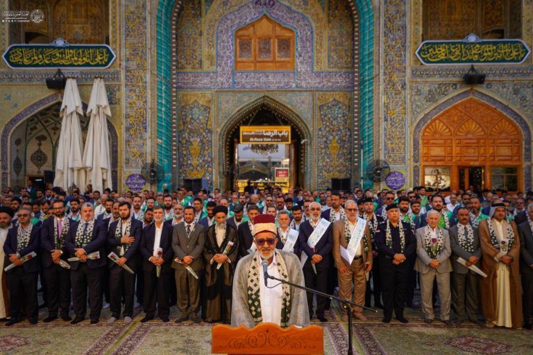 Izamiento de la bandera del Eid al-Ghadir sobre el iwan dorado del Santuario del Imam Ali