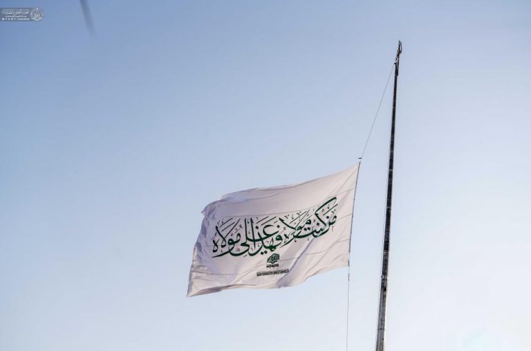 Izamiento de las banderas de Ghadir en la plaza y los puentes de Thawrat al-Ishrin en Nayaf por el Santuario Sagrado del Imam Alí