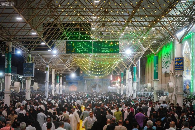 Nayaf recibe a una multitud de peregrinos en la noche del Eid al-Ghadir en el Sagrado Santuario del Imam Alí