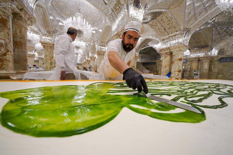 Los servidores del Santuario Sagrado Alawi preparan el mayor pastel de Ghadir para los peregrinos del Imam Alí.