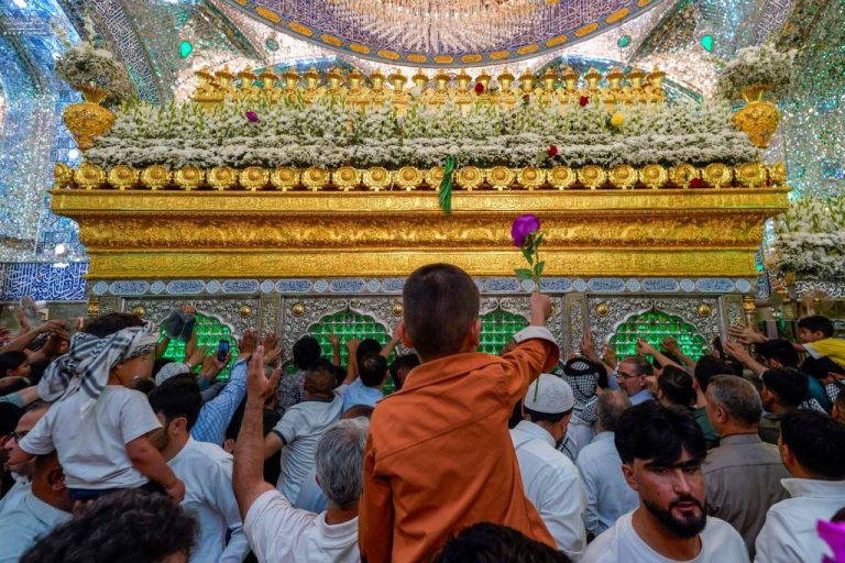 Presencia entusiasta de peregrinos junto al zarih del Imam Alí en la festividad de la Wilaya