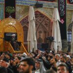 Peregrinos recitando la súplica de Kumayl en el Sagrado Santuario del Imam Alí
